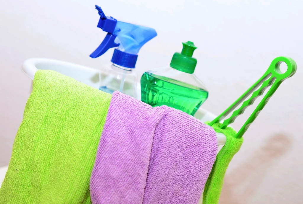 Insumos y paños de limpieza en un balde